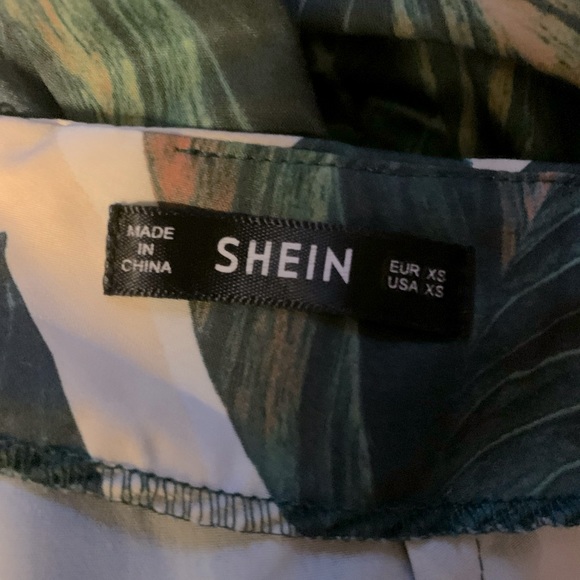 Sexy romper with halter top - Picture 2 of 2